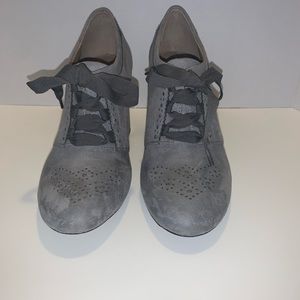 Adrienne Vittadini Gray Suede Tie Heels